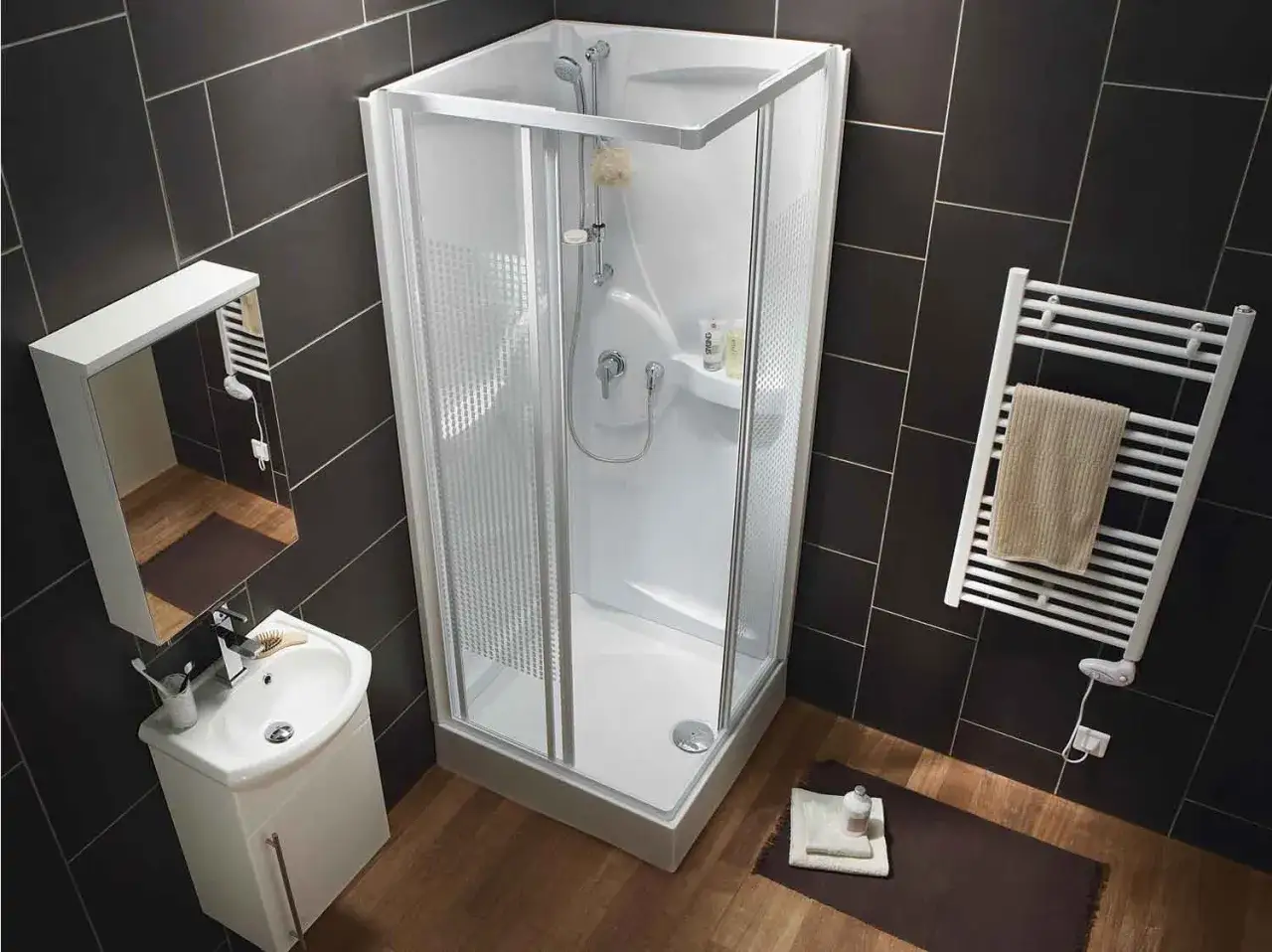 Salle de bain moderne avec cabine de douche. Ses avantages : gain de place, &eacute;tanch&eacute;it&eacute;. Ses inconv&eacute;nients : espace restreint, entretien.