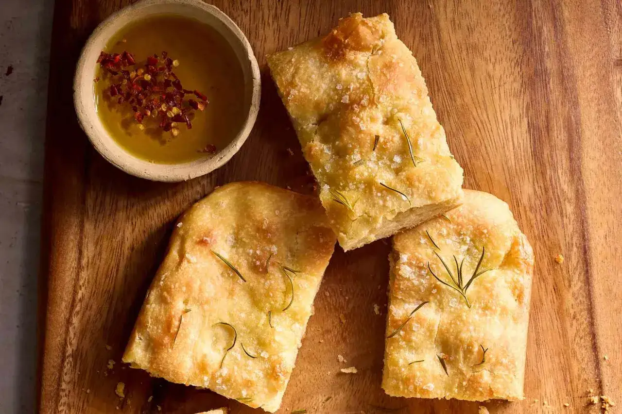 Focaccia recept med rosmarin och flingsalt. Serveras med olivolja med chiliflakes.