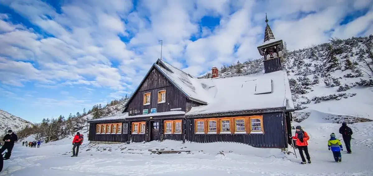Zimowy widok na schronisko Samotnia w Karkonoszach