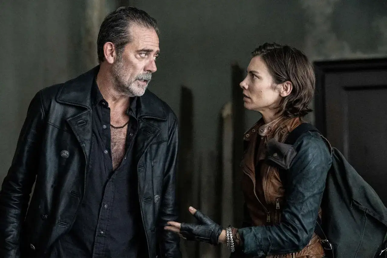 Maggie et Negan se font face, une tension palpable dans leur regard.