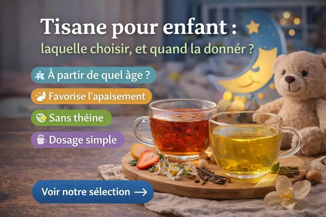 Deux tasses de tisane enfant, une rouge et une jaune, sur un plateau avec des fruits et des fleurs. Un ours en peluche et une lune lumineuse en arrière-plan.