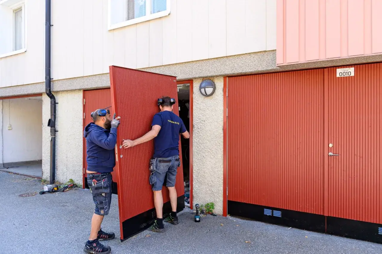 Tv&aring; m&auml;n utf&ouml;r garageport montering av en r&ouml;d port.