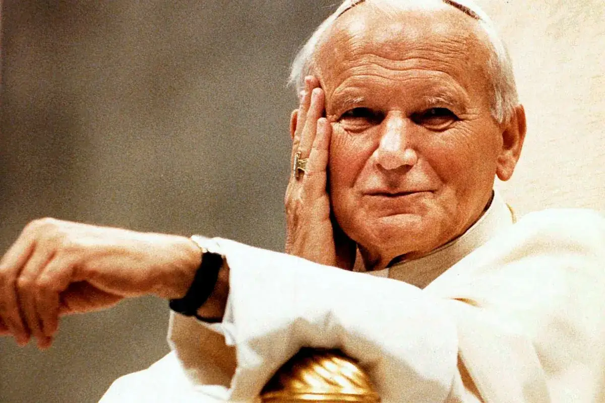Jan Paweł II zamyślony, jakby recytował wiersze Karola Wojtyły. Jego dłoń opiera się o policzek, a na palcu lśni złoty pierścień.