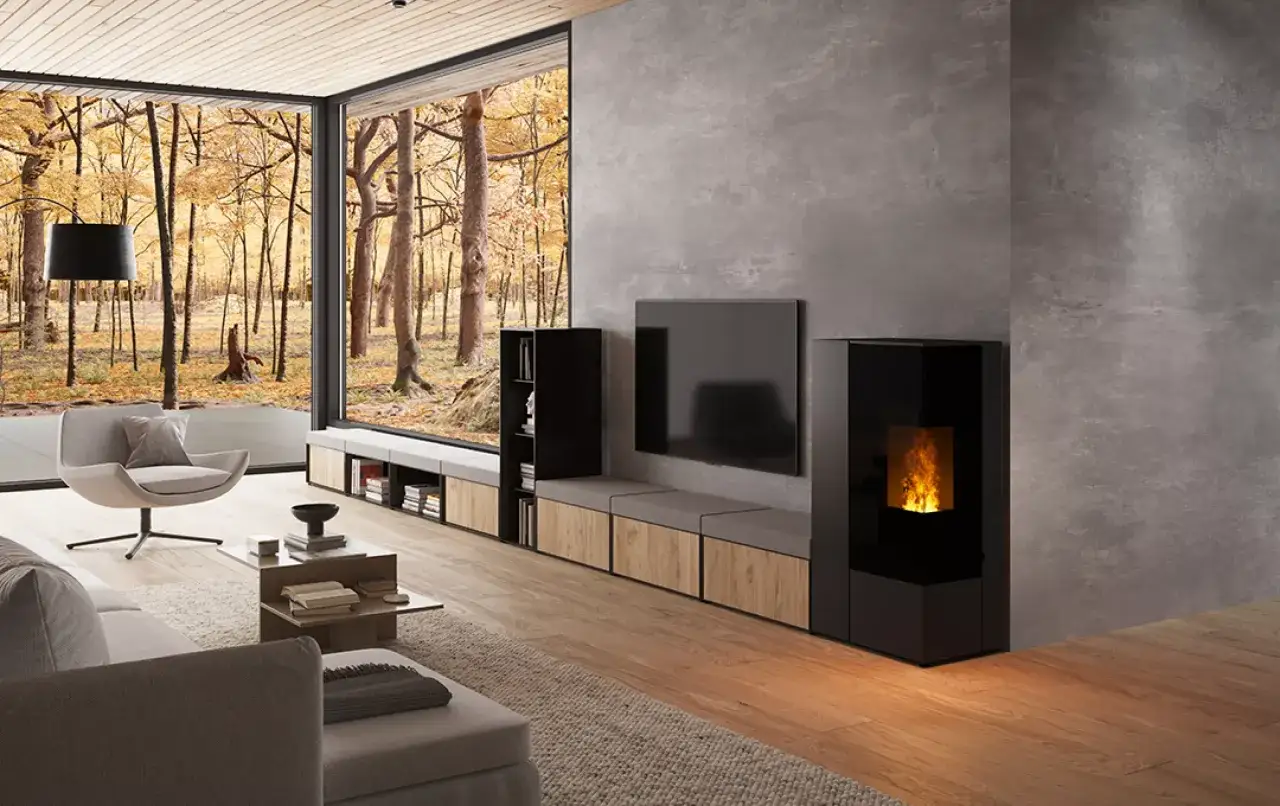 Stufa a pellet da 8 kW in un soggiorno moderno con vista su un bosco autunnale. Il consumo è efficiente per riscaldare l'ambiente.