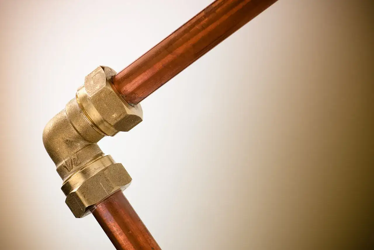 Un coude en laiton pour un raccord per cuivre, assurant une connexion solide et étanche pour vos installations.