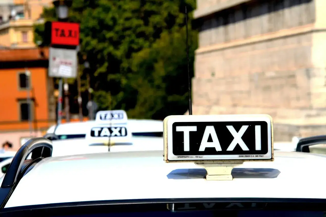 Mehrere Taxis stehen in Italien bereit. Die Taxikosten sind hier oft transparent.