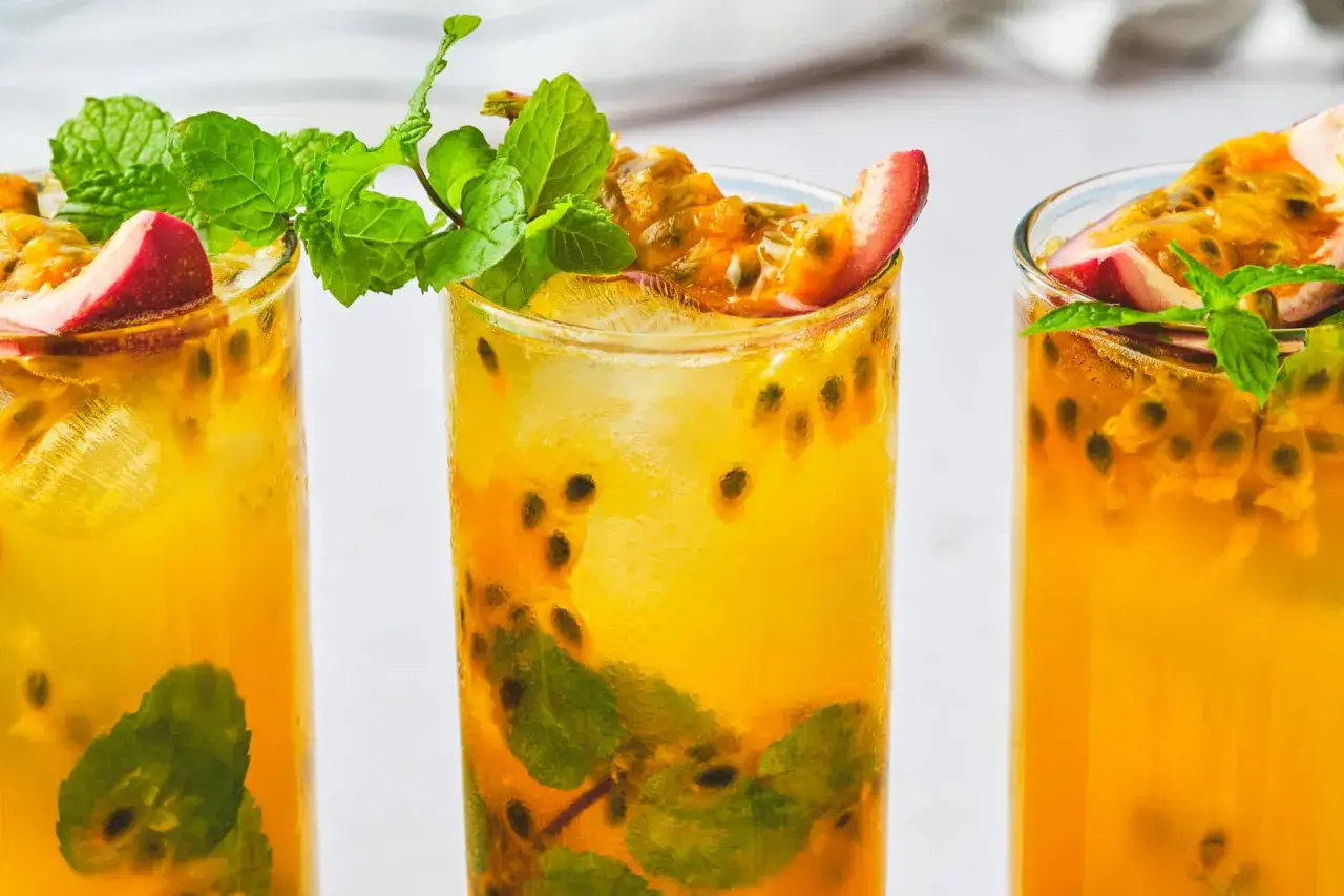 Erfrischender Passion Fruit Mojito mit Minze und Fruchtst&uuml;cken. Ein tropischer Genuss!