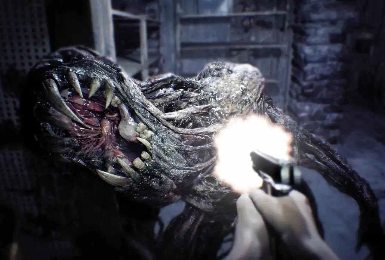 Potw&oacute;r z Resident Evil 7 poradnik. Strzał z pistoletu w paszczę potwora.