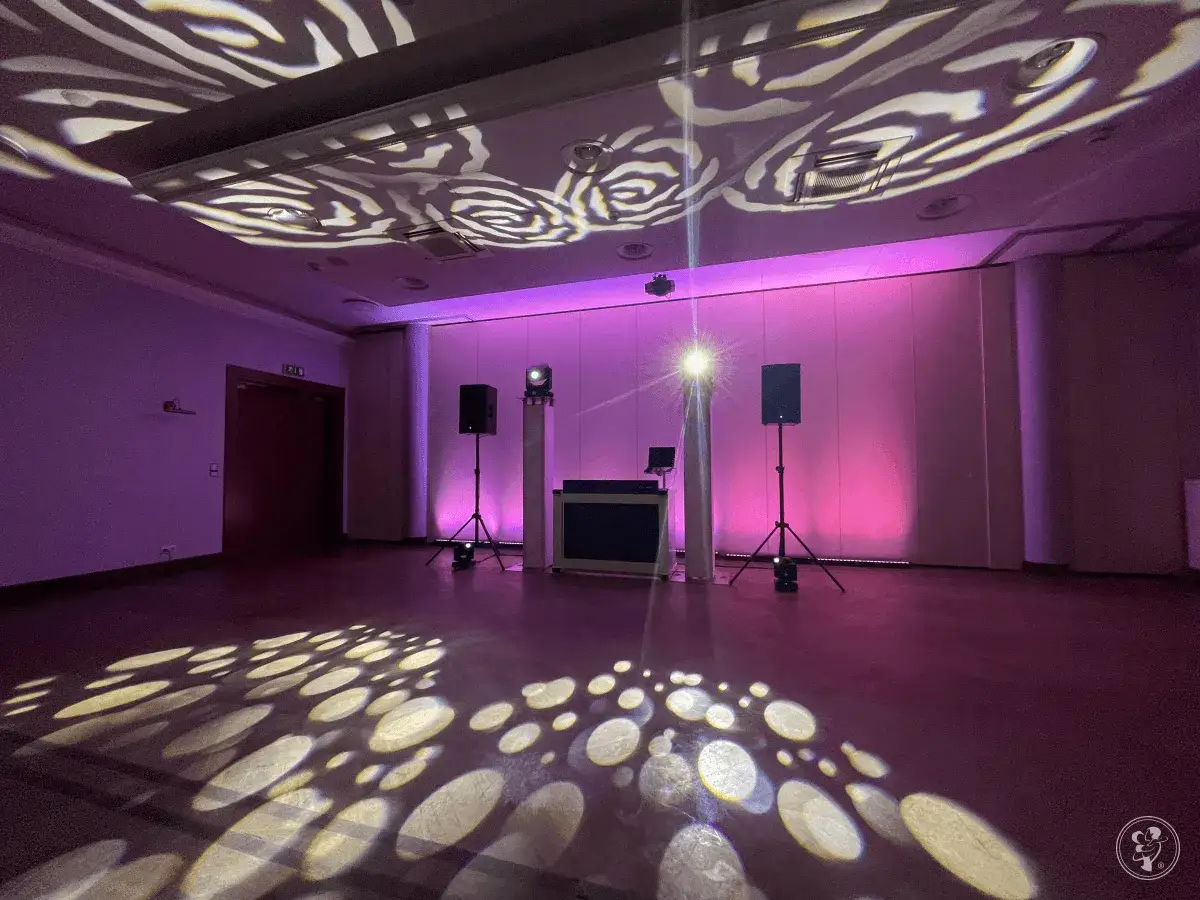 Gotowa sala weselna z oświetleniem i sprzętem DJ-a. Idealna na niezapomnianą **muzykę na wesele**.