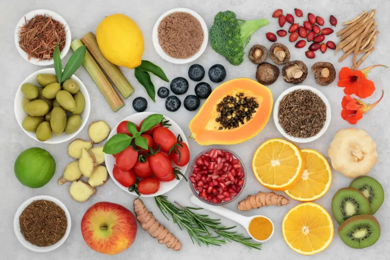 Bogactwo polifenoli w owocach, warzywach i ziołach: oliwki, pomidory, jagody, papaja, granat, pomarańcze, kiwi, jabłko, cytryna, imbir, kurkuma, czosnek, brokuły, rozmaryn.