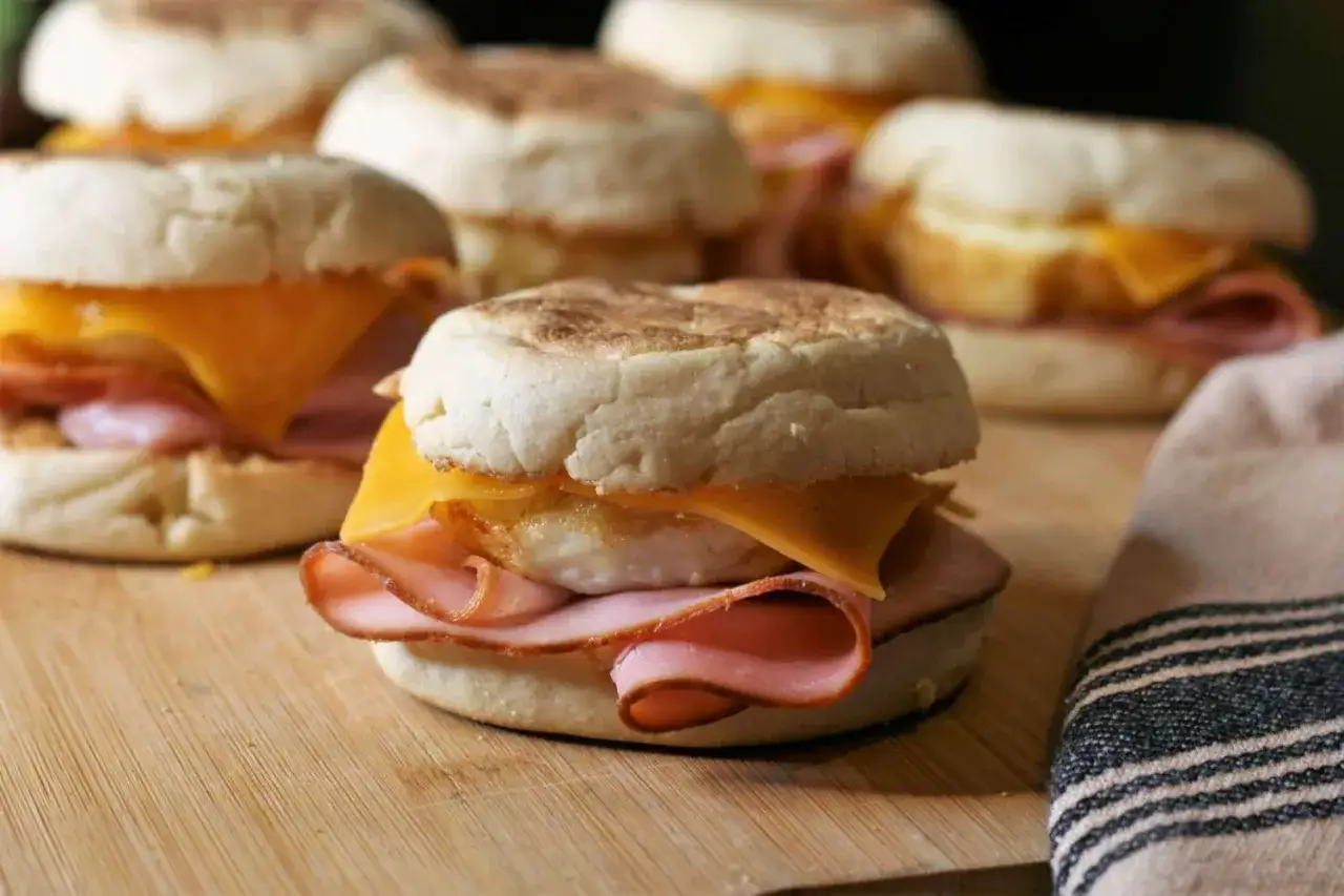 Frukostmackor med skinka, ost och &auml;gg, som en enklare croque madame, ligger p&aring; en sk&auml;rbr&auml;da.