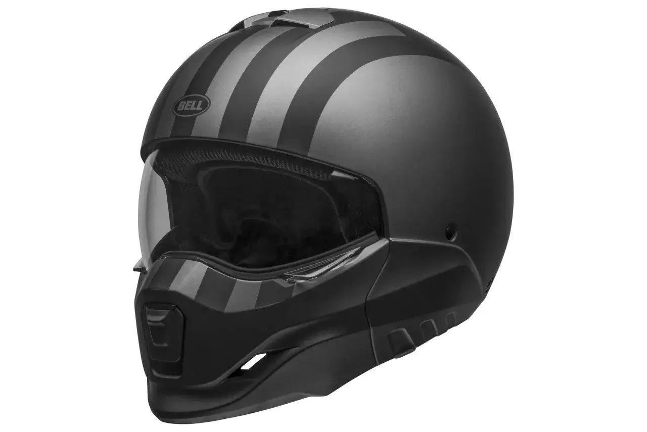Czarny matowy kask motocyklowy Bell Broozer z szarymi pasami i przyciemnianą szybką.