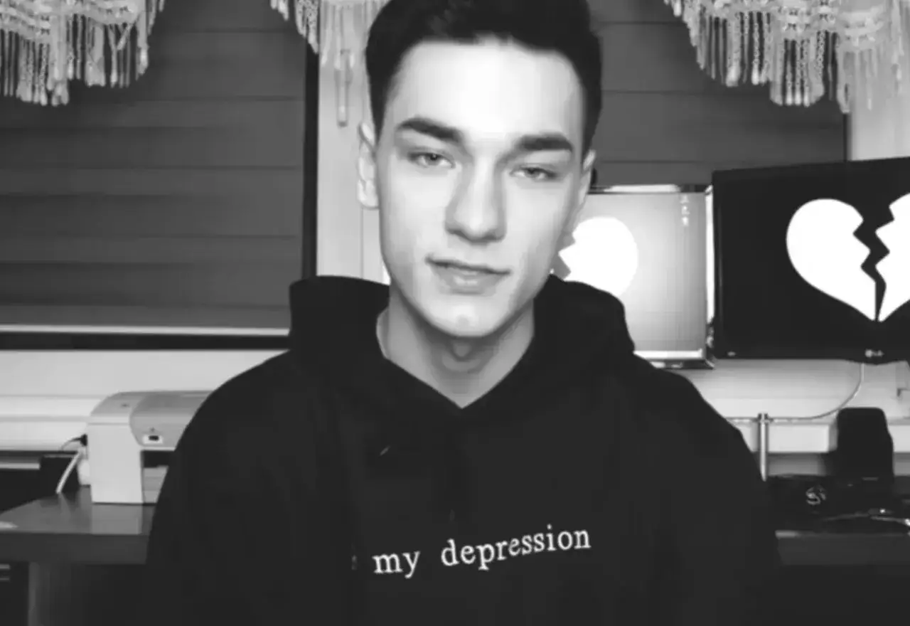 Młody youtuber w bluzie z napisem
