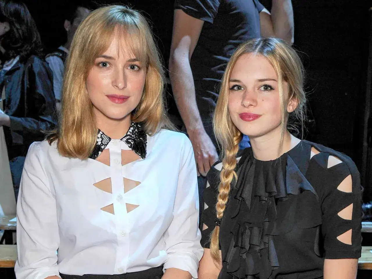Dakota Johnson i jej siostra, Stella Banderas, na pokazie mody.