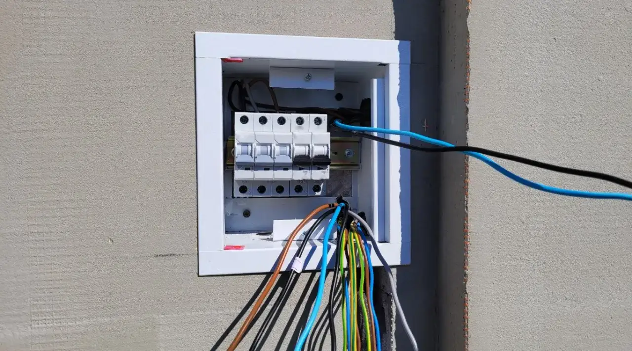 skrzynka elektryczna na działce budowlanej