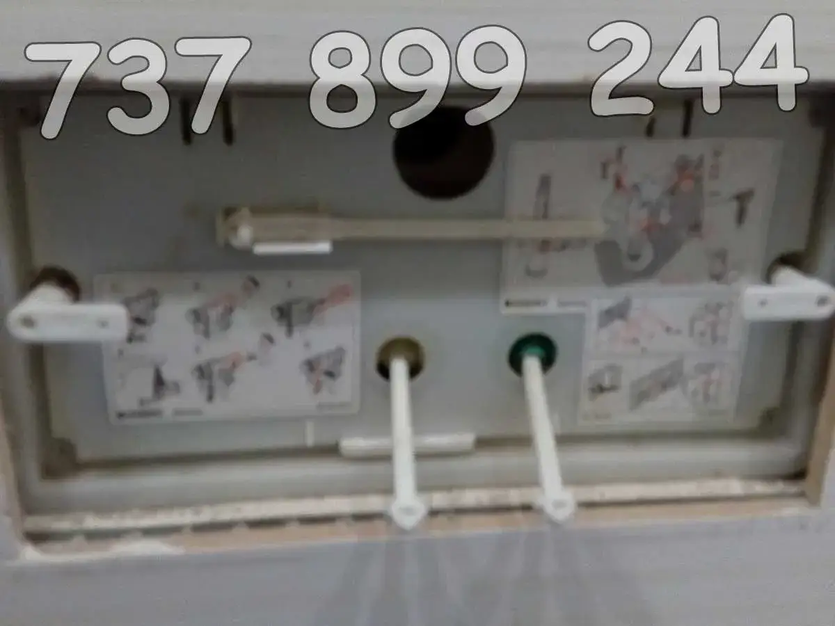 Potrzebujesz pomocy z naprawą spłuczki podtynkowej? Widoczne instrukcje montażu i części mechanizmu. Zadzwoń: 737 899 244.