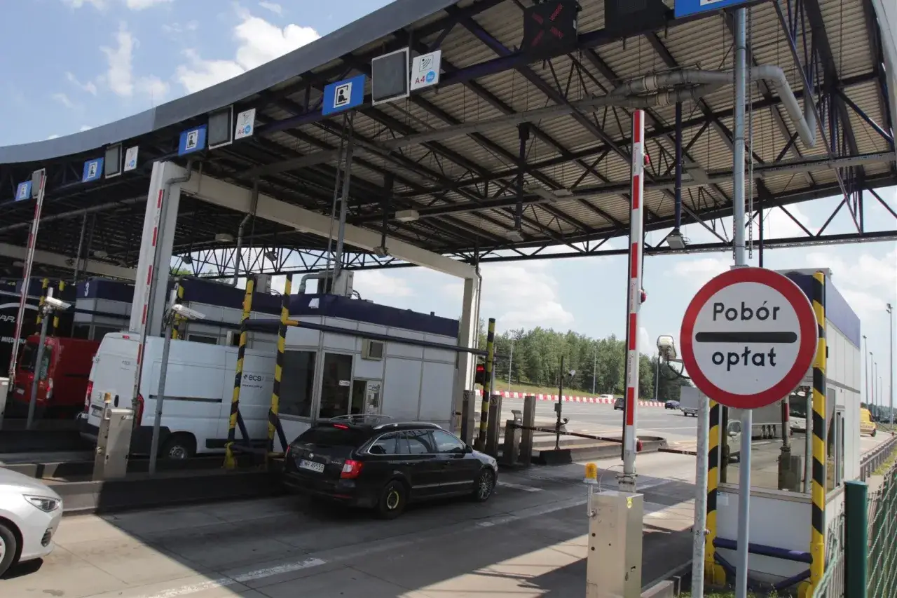 Na bramkach autostradowych widać szlabany i znaki informujące o poborze opłat. Czy to autopay? Tak, to system poboru opłat.