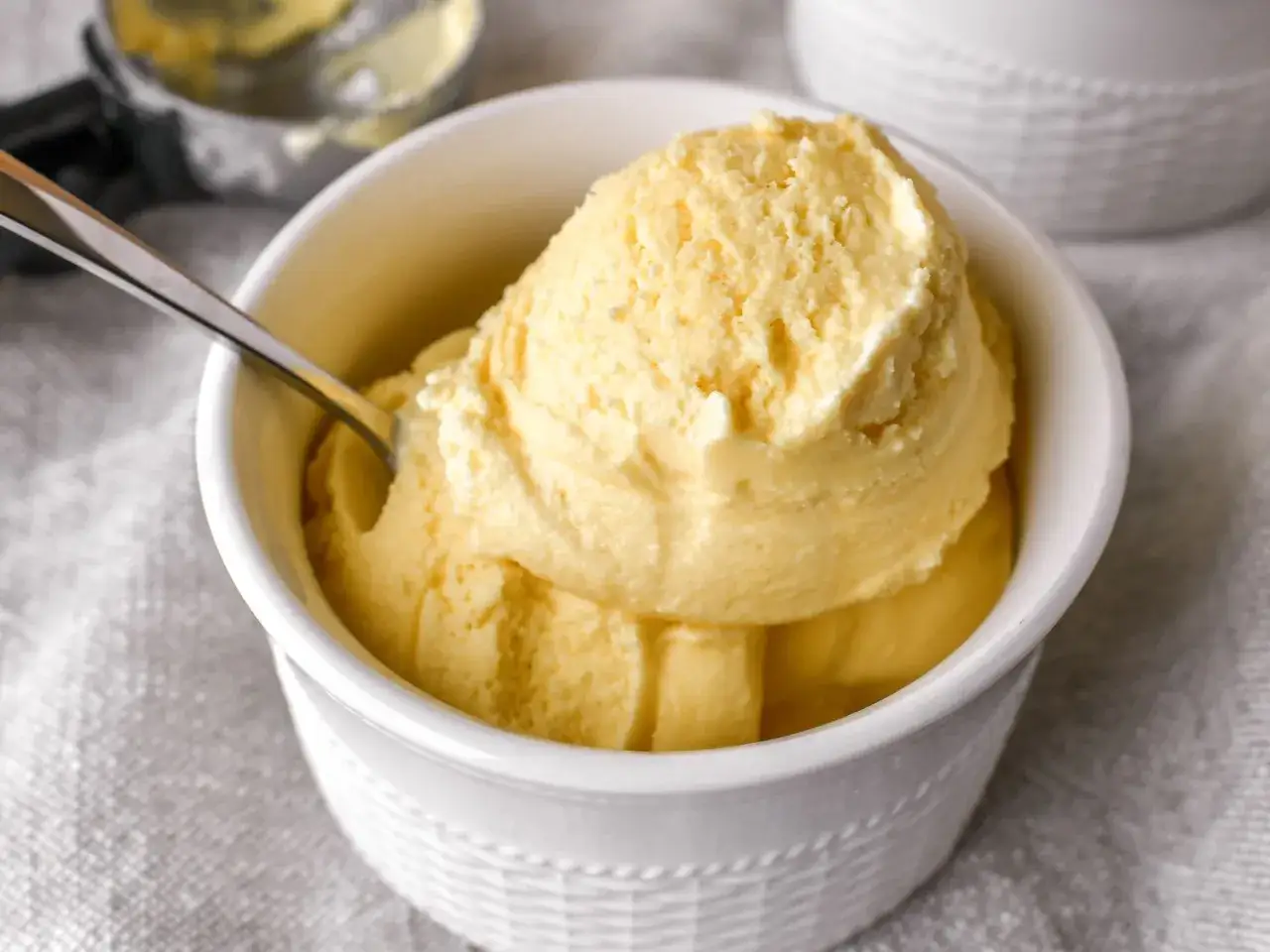 Kr&auml;mig vaniljglass i vit sk&aring;l, redo att avnjutas. Ett perfekt gelato recept f&ouml;r hemmabruk.