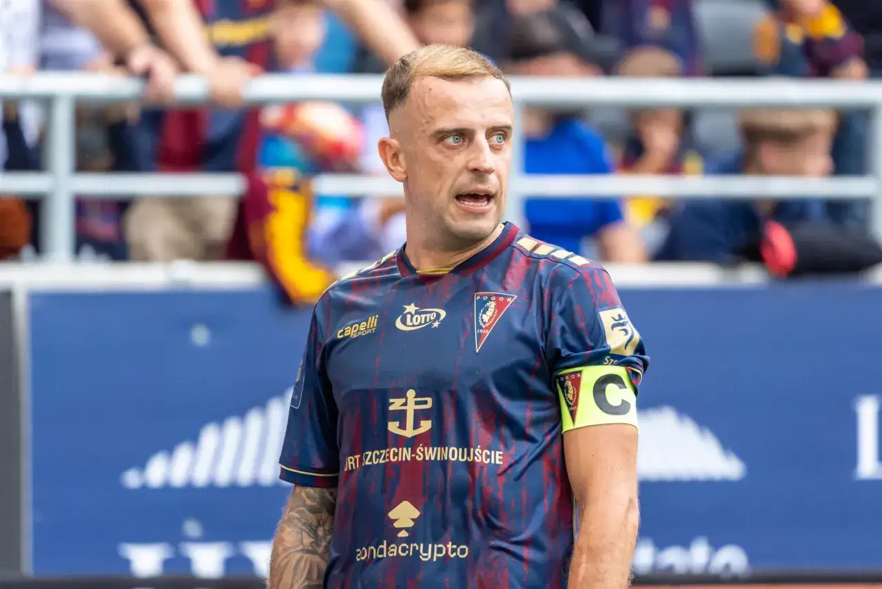 Kamil Grosicki, kapitan Pogoni Szczecin, w akcji. Jego majątek to wynik ciężkiej pracy na boisku i poza nim.