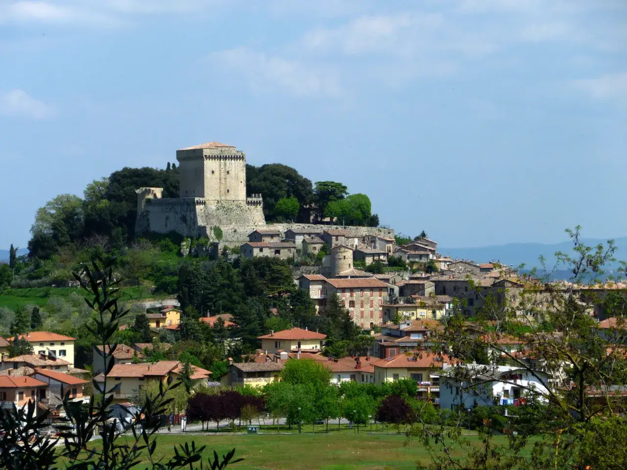 Sarteano cosa vedere: un borgo medievale con un imponente castello domina il paesaggio collinare.
