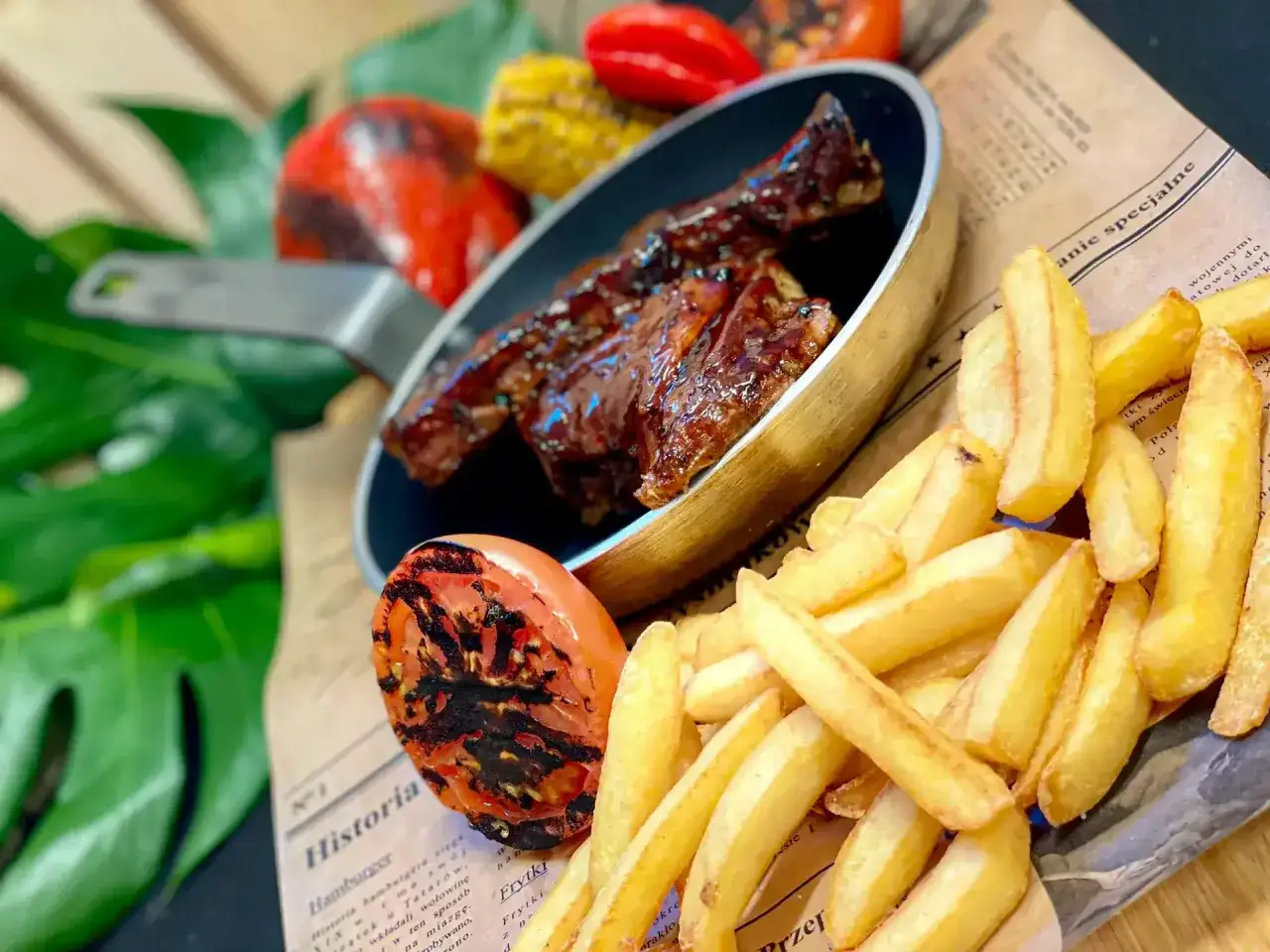 Bistro prosto z targu: soczyste żeberka w sosie, chrupiące frytki i grillowane warzywa. Prawdziwa uczta!