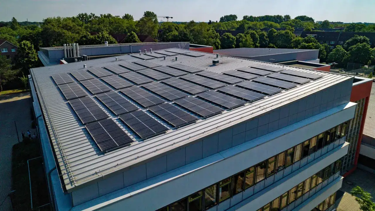 Große Solaranlage auf dem Dach eines modernen Gebäudes in Hamburg. Die Solardachpflicht wird hier vorbildlich umgesetzt.