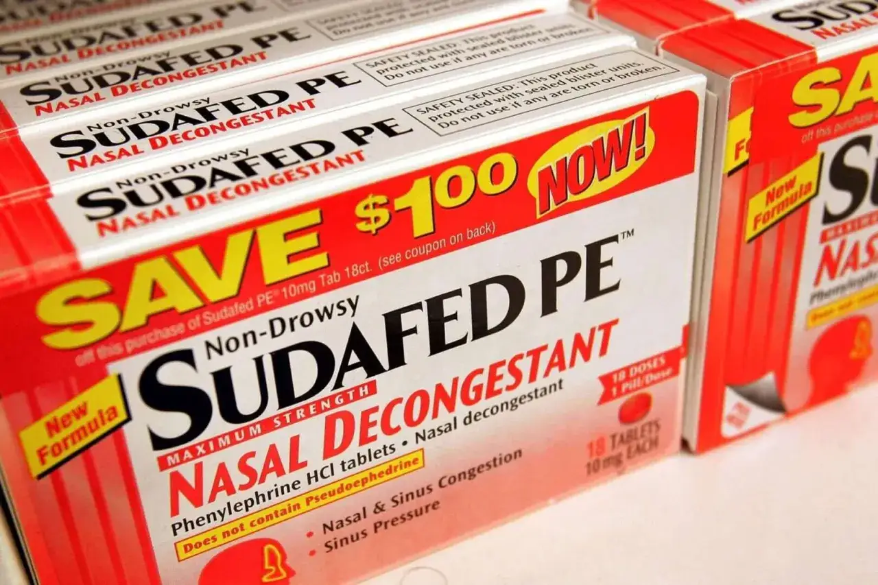 Pudełka leków Sudafed PE, które zawierają pseudoefedrynę, z napisem 