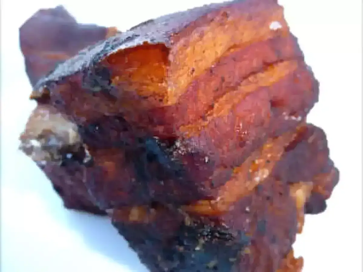 Gros morceaux de rillons dorés et croustillants, prêts à être dégustés. Une recette simple pour un plat savoureux.