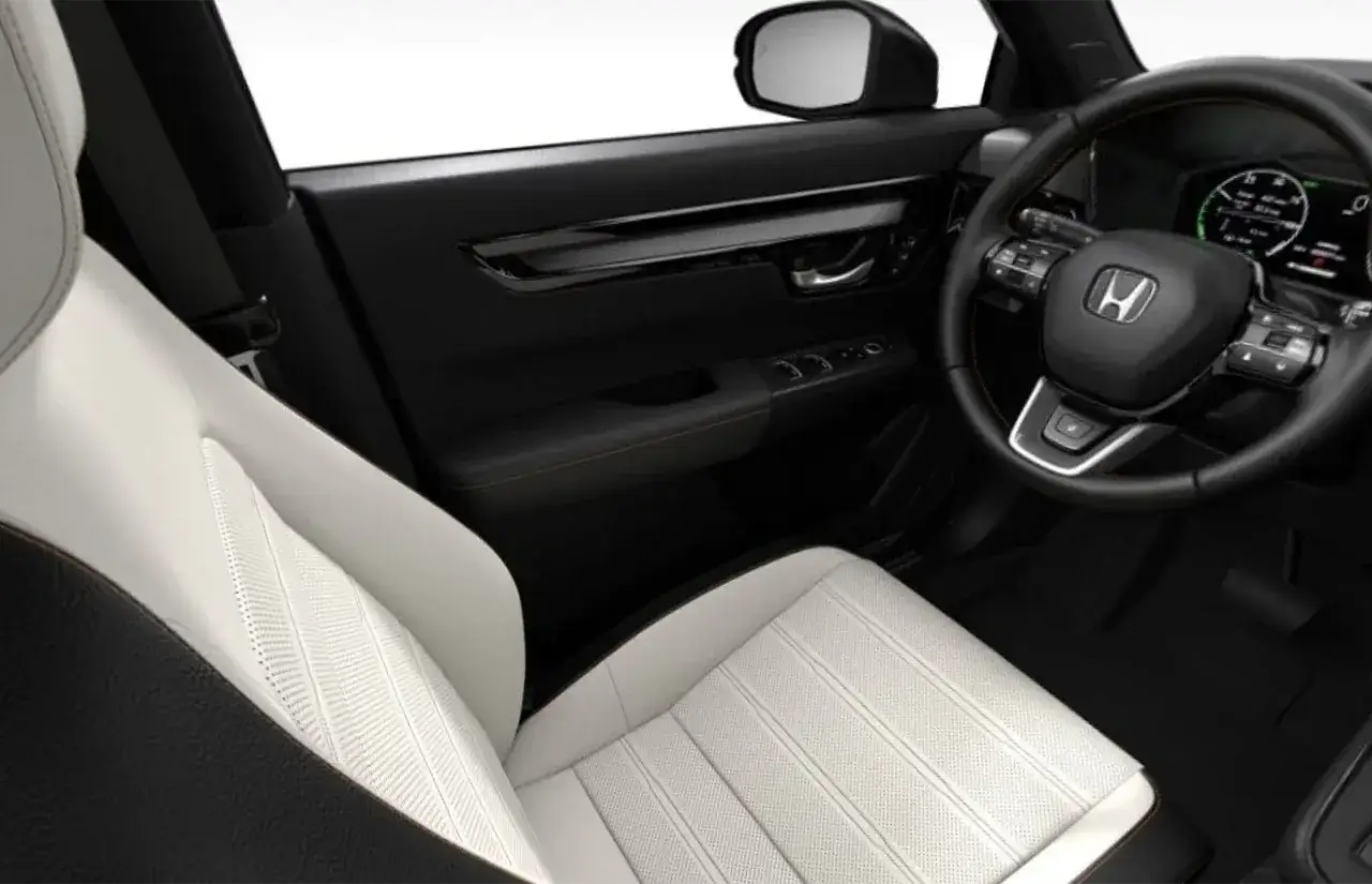 Wnętrze Honda CR-V Hybrid: biało-czarna skórzana tapicerka, kierownica z logo Honda i cyfrowy wyświetlacz.