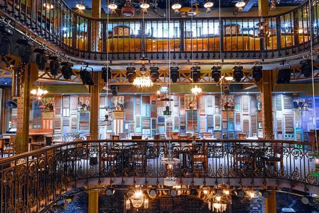 Int&eacute;rieur de Pachamama Paris : ambiance unique avec murs d&eacute;cor&eacute;s de volets color&eacute;s, balcons en fer forg&eacute; et &eacute;clairage tamis&eacute;. Un lieu id&eacute;al pour un avis m&eacute;morable.