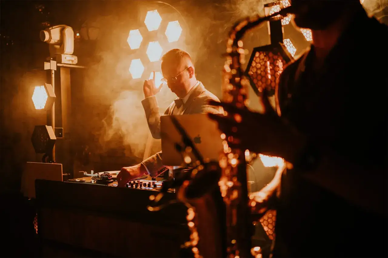 DJ przygrywa na saksofonie, tworząc atmosferę. Dobór muzyki do etapów stylowego przyjęcia to klucz do sukcesu.