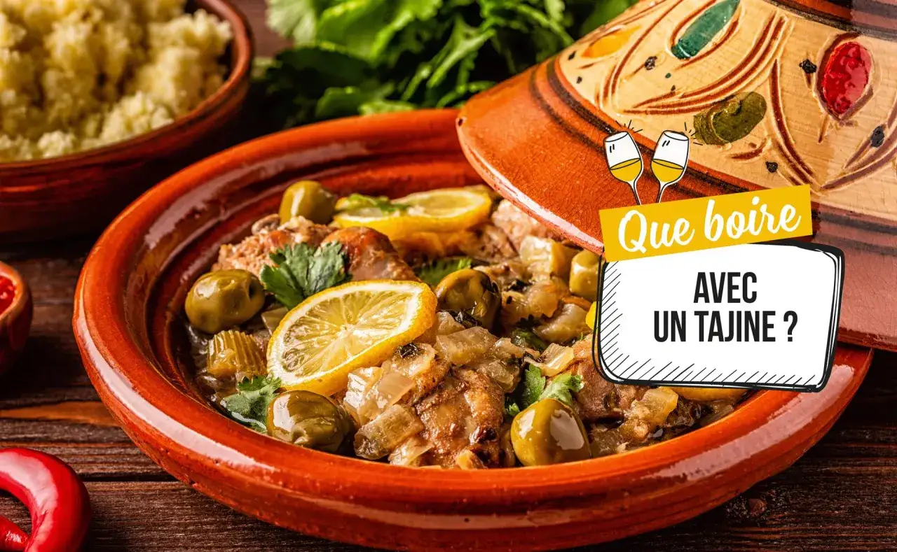 Un délicieux tajine poulet citron olives, servi dans son plat traditionnel. Quelle boisson pour accompagner ce plat savoureux ?
