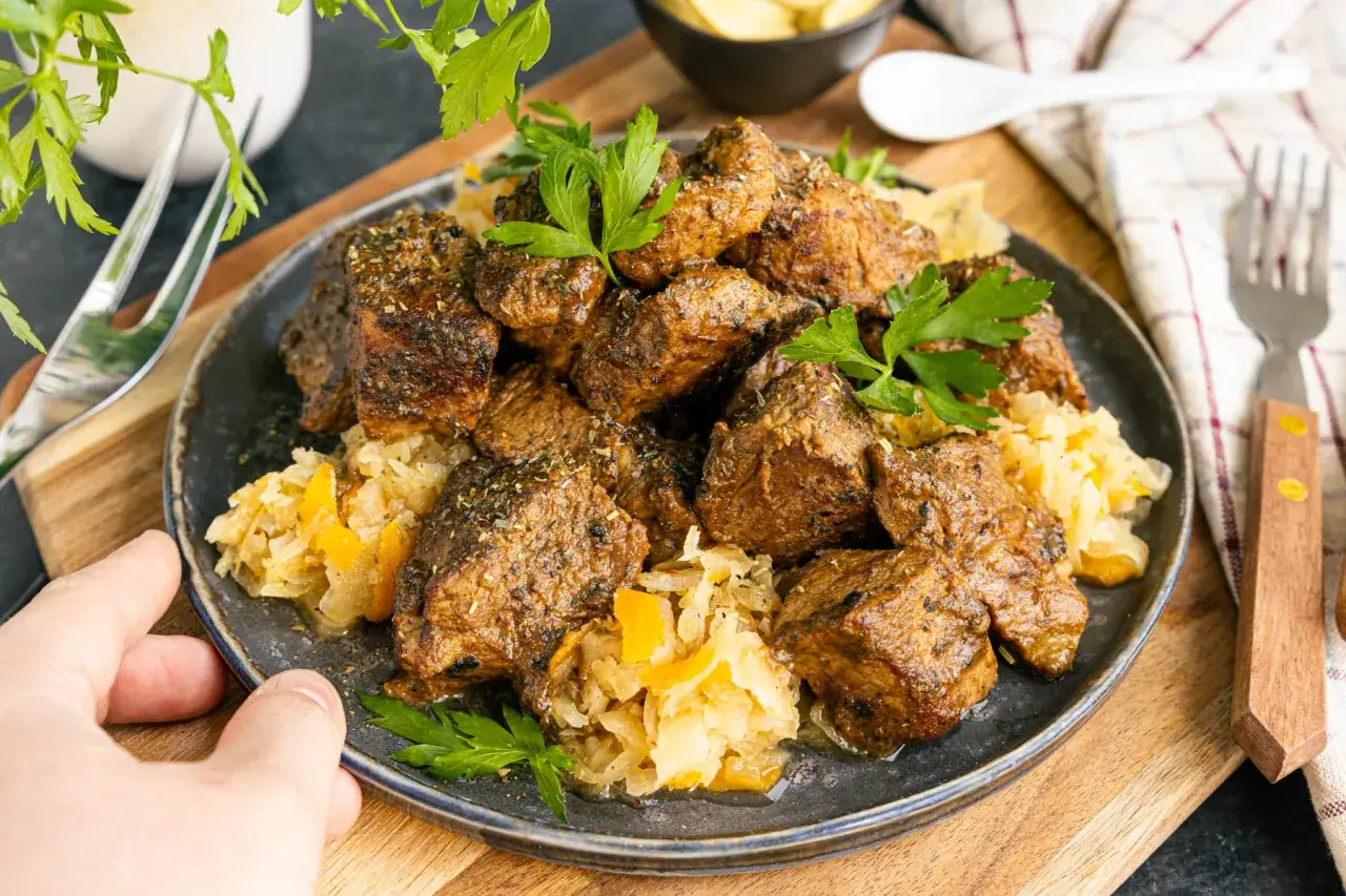 Herzhaft gew&uuml;rzter Mutzbraten, serviert mit Sauerkraut. Ein k&ouml;stliches Rezept f&uuml;r jeden Anlass.