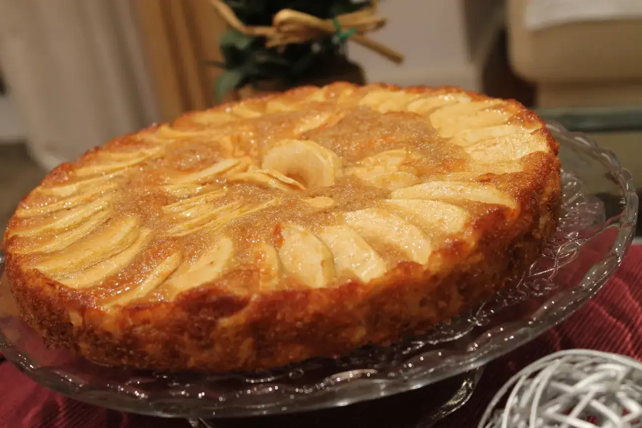 Tarta de manzana Thermomix dorada y jugosa, con láminas de manzana dispuestas en espiral y cubierta de azúcar caramelizado.