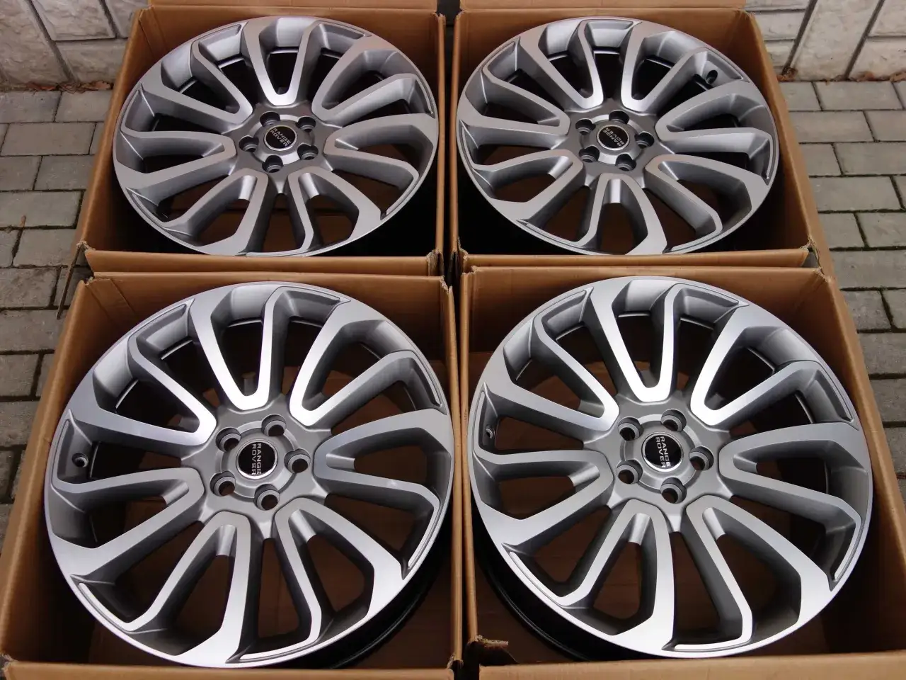 Cztery nowe felgi do Range Rover Autobiography w kartonowych opakowaniach.
