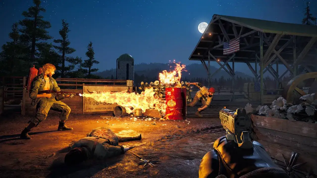 Nocna strzelanina w Far Cry 5. Postać z miotaczem ognia walczy z wrogami na farmie. Sprawdź wymagania Far Cry 5, by cieszyć się grą.