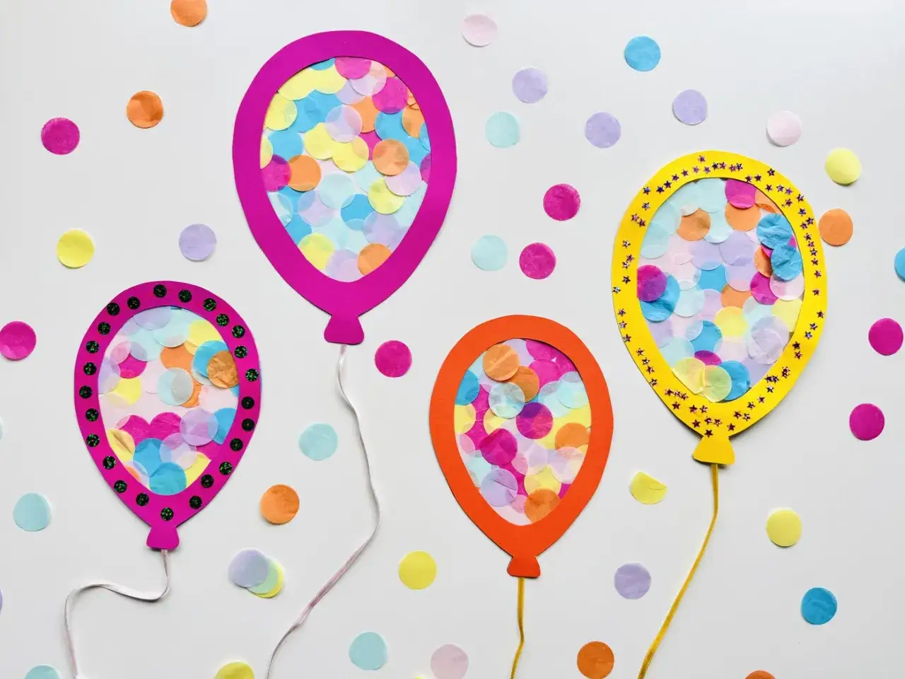 Bunte Ballons aus Papier, gefüllt mit Konfetti, perfekt zum Basteln für Fasching mit Kleinkindern.