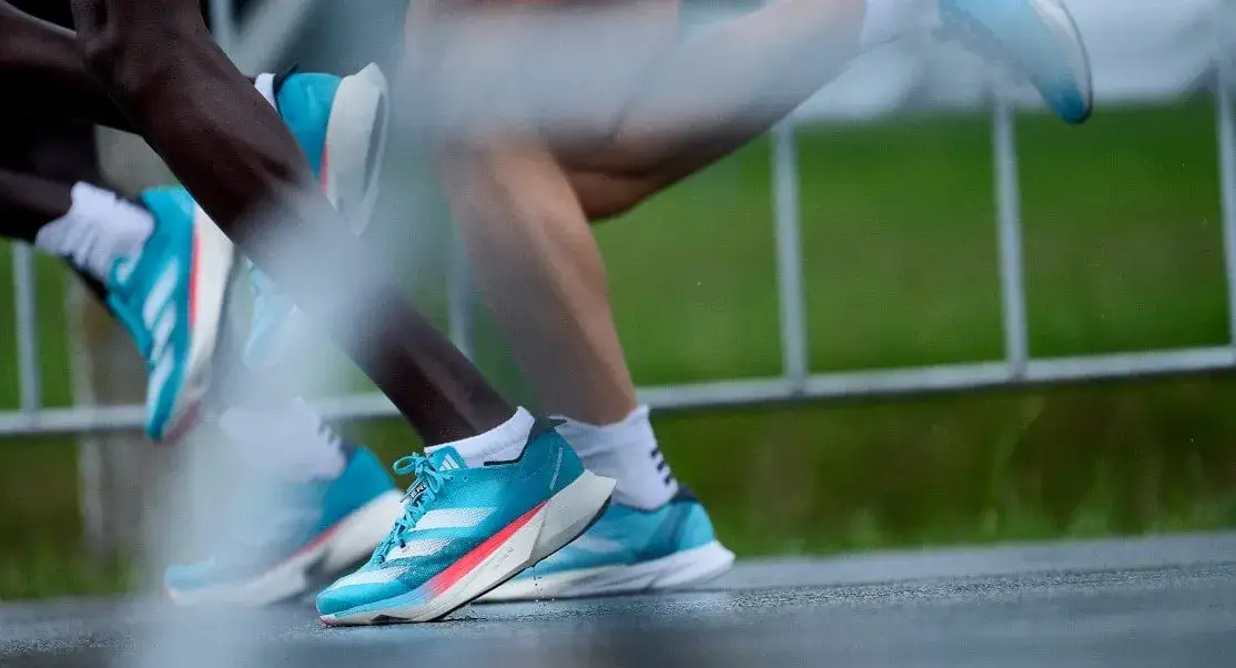 różnice w dopasowaniu butów adidas lifestyle i do biegania