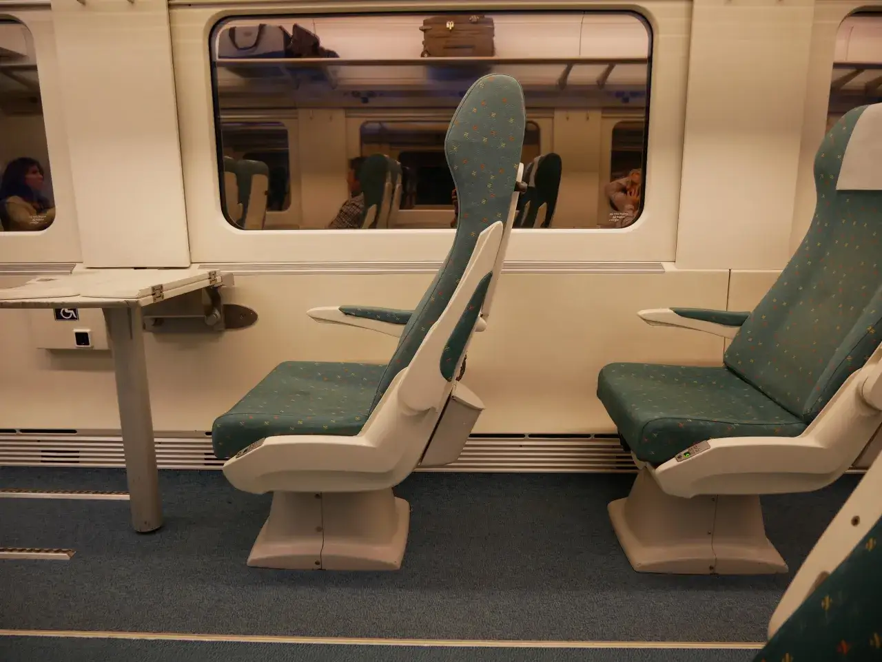 Asientos de tren vacíos, listos para el viaje Euromed Barcelona Valencia.