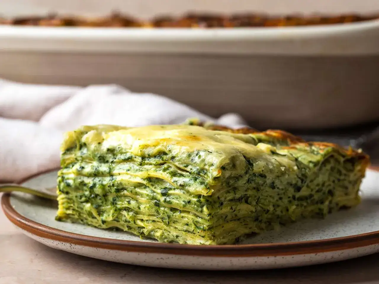 En bit gr&ouml;n lasagne med spenat och ost, en riktigt nyttig lasagne som ser fantastisk ut.