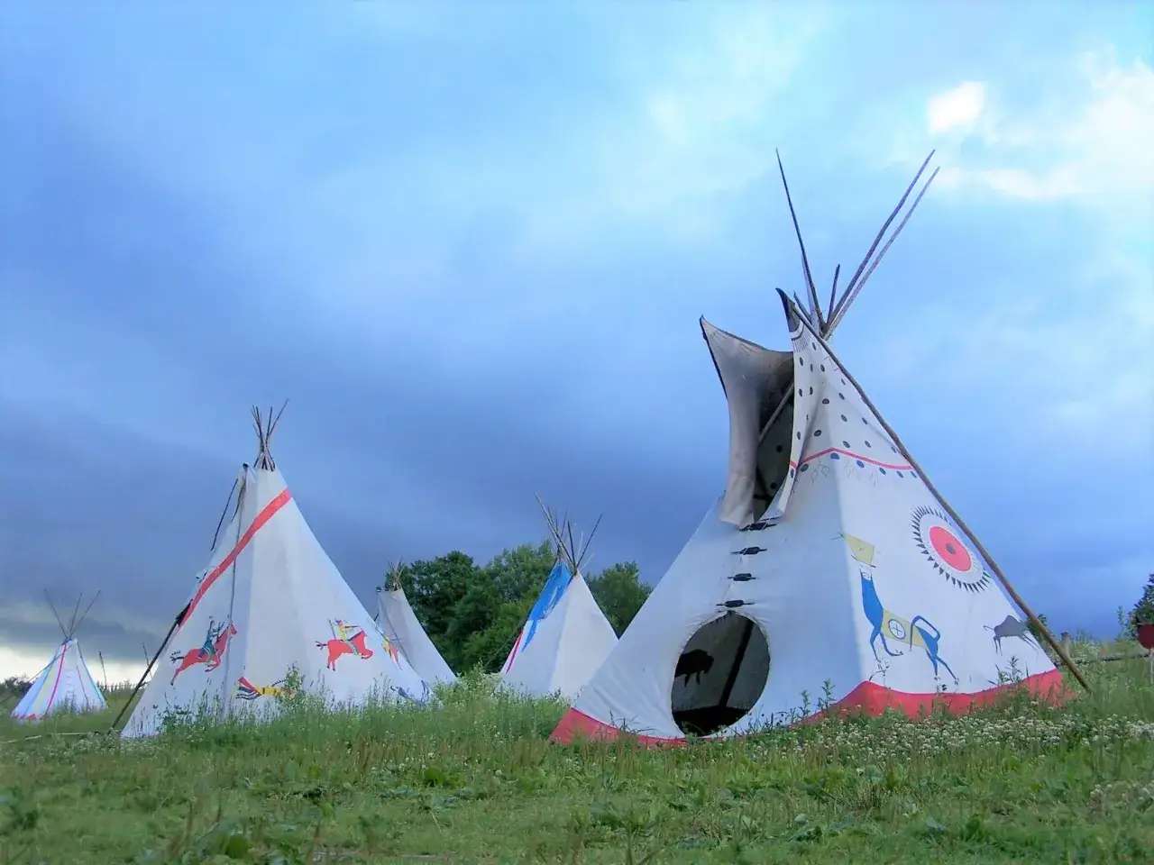 Namioty tipi z malowidłami zwierząt i jeźdźc&oacute;w, tworzące nietypowe atrakcje Mazury.