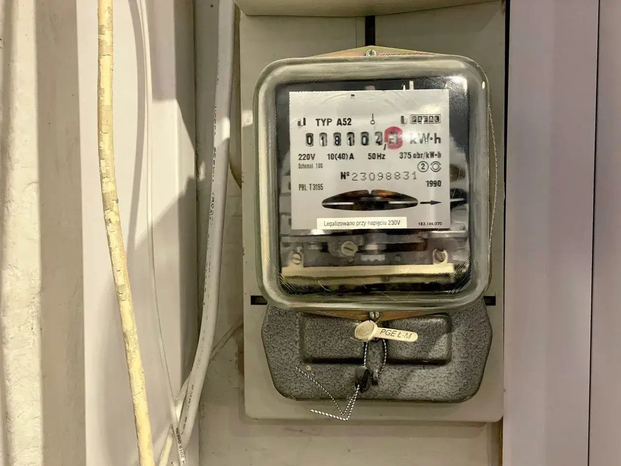 Stary licznik energii elektrycznej. Podejrzewasz kradzież prądu? Zgłoś to anonimowo.
