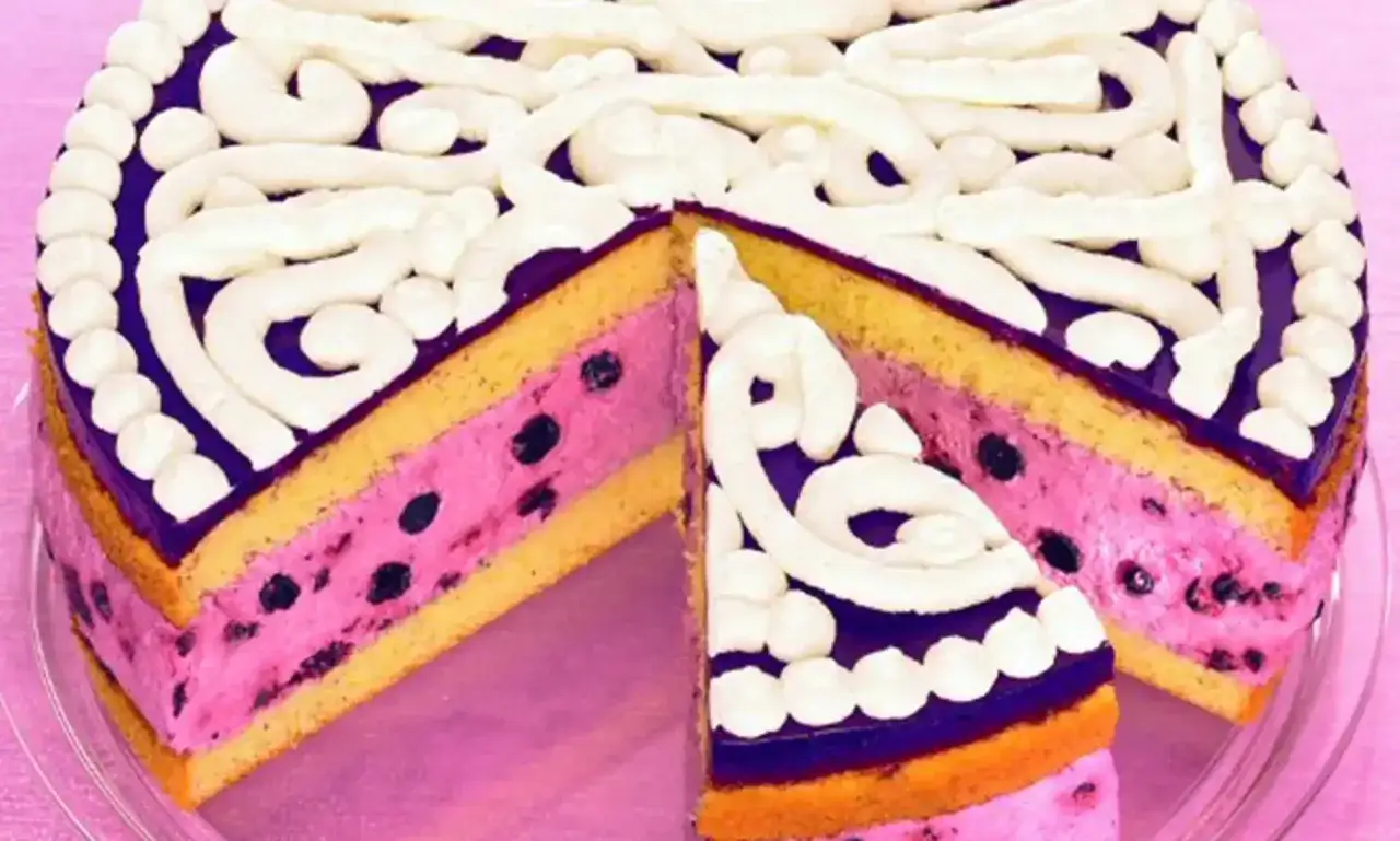 Saftige Heidelbeertorte mit cremiger Füllung und lila Glasur. Ein köstliches Heidelbeertorte Rezept zum Nachbacken.