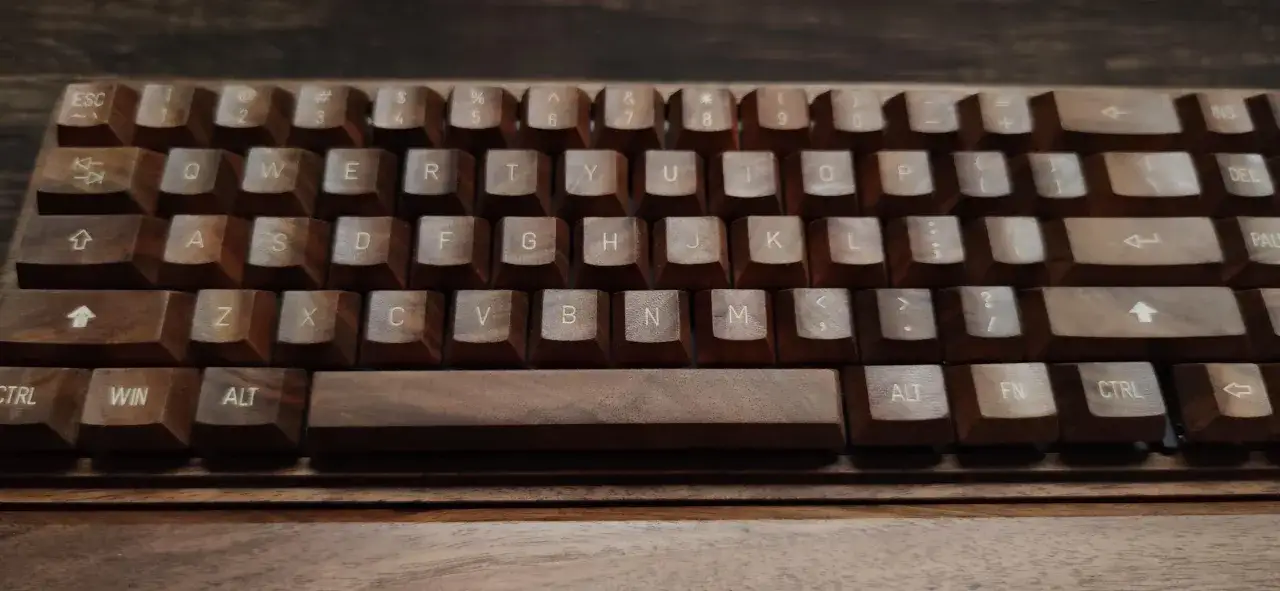 Eine luxuriöse Tastatur aus Holz, die teuerste Tastatur der Welt, mit gravierten Tasten.