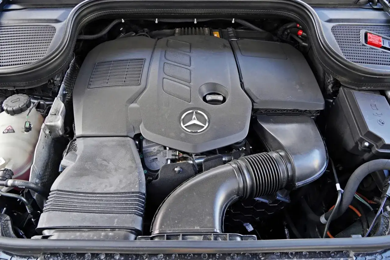 Silnik diesla Mercedes GLE 300d pod maską. Widoczna osłona silnika z logo gwiazdy.