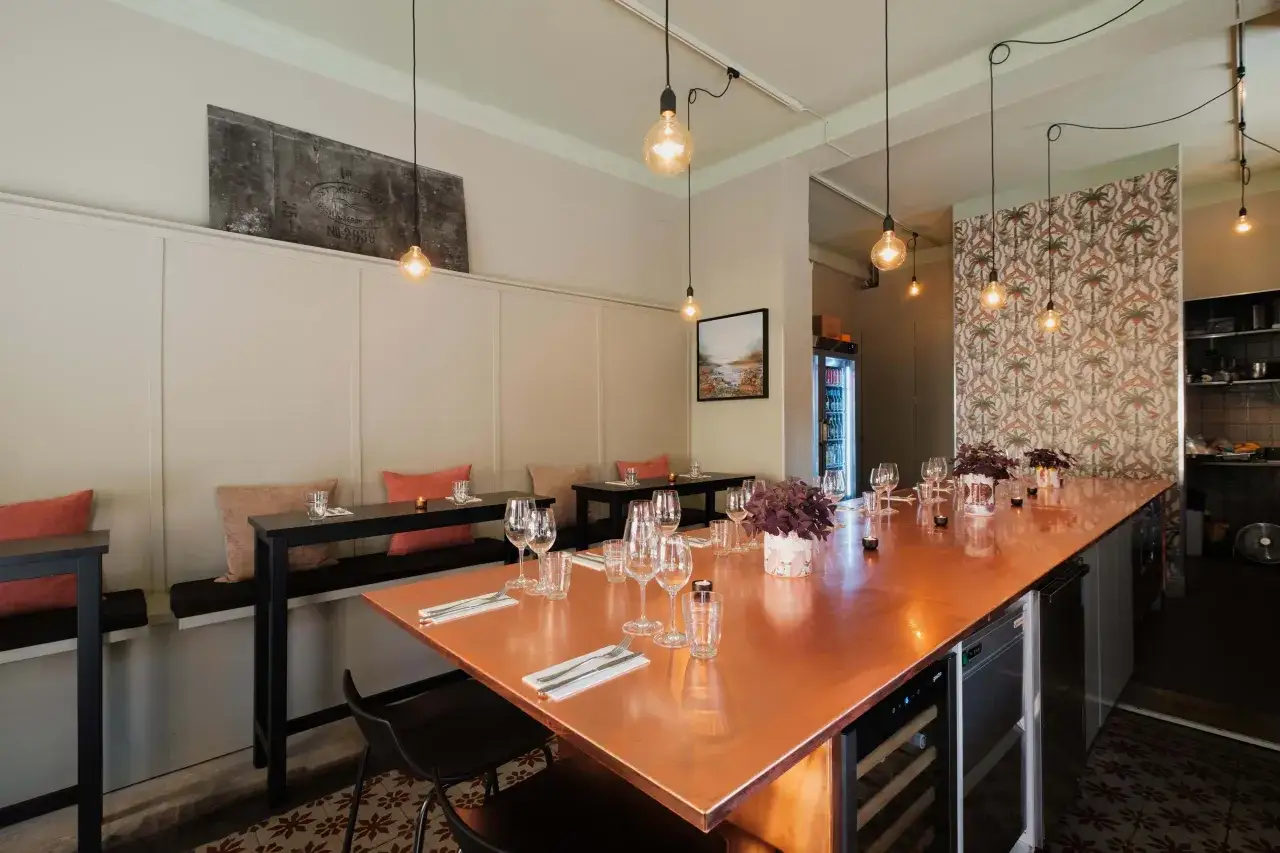 Mysig inredning med kopparbar och sittplatser, perfekt för trendiga restauranger i Stockholm.