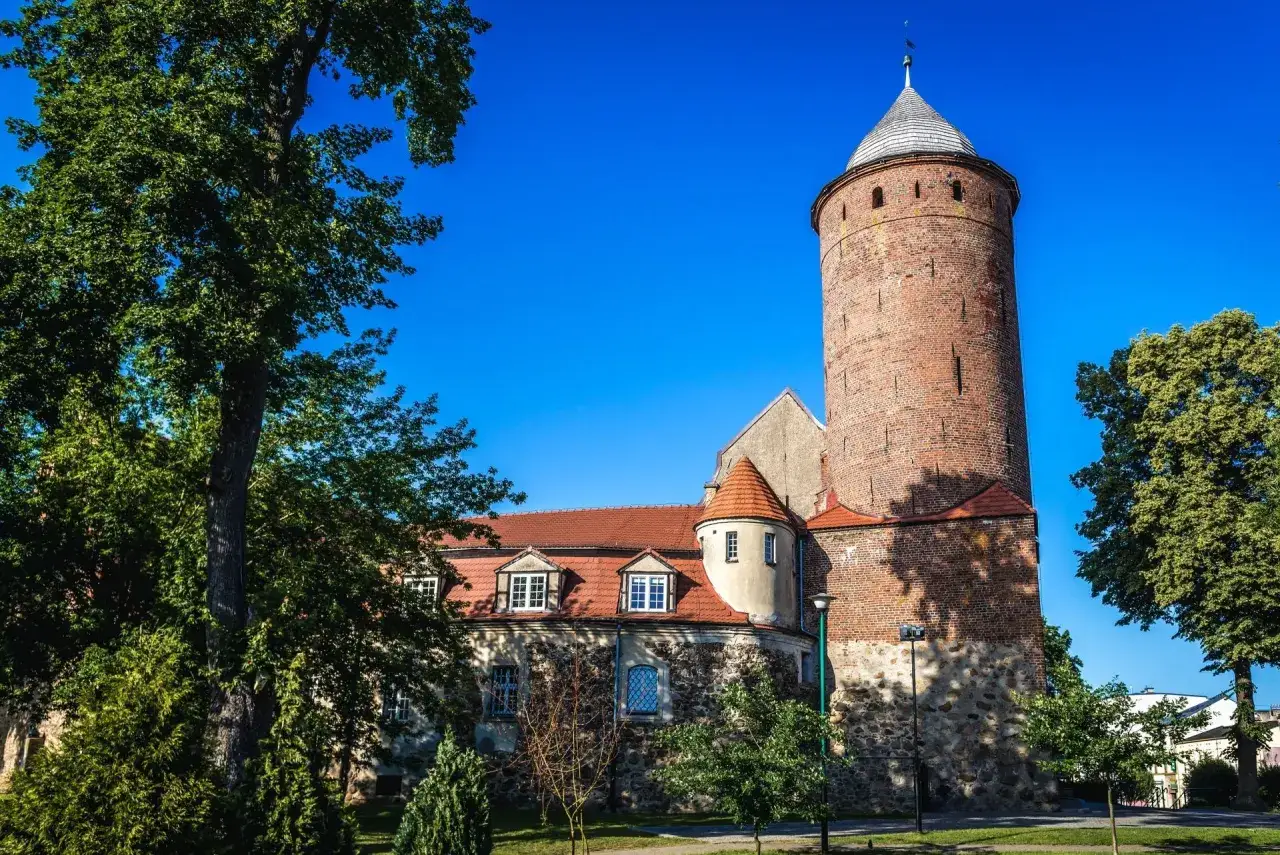 Zamek w Połczynie Zdroju, jedna z głównych atrakcji, z charakterystyczną wieżą i zielenią.