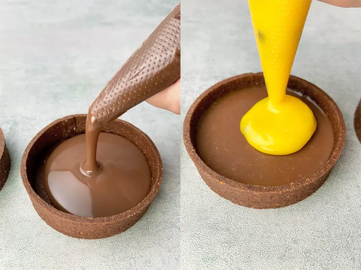 Ganache chocolat passion : une poche à douille verse une ganache au chocolat dans une tartelette, puis une autre poche dépose une crème jaune vif.