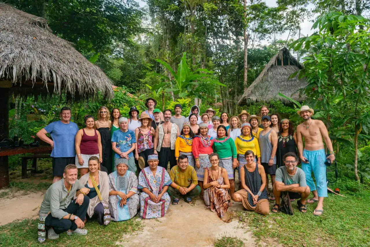 Grupa ludzi w dżungli, gotowa na duchową podróż. Zastanawiasz się nad ayahuasca cena? To miejsce oferuje transformację.