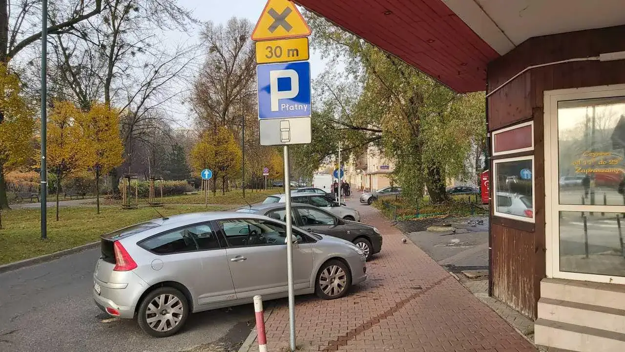 znak T-30 parkowanie na chodniku